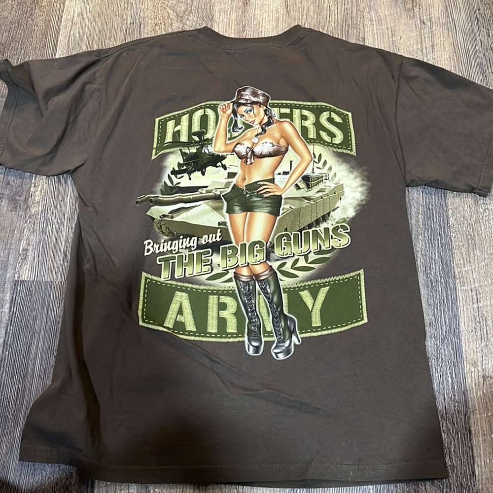 Hooters army t-shirt, medium, like new shirt